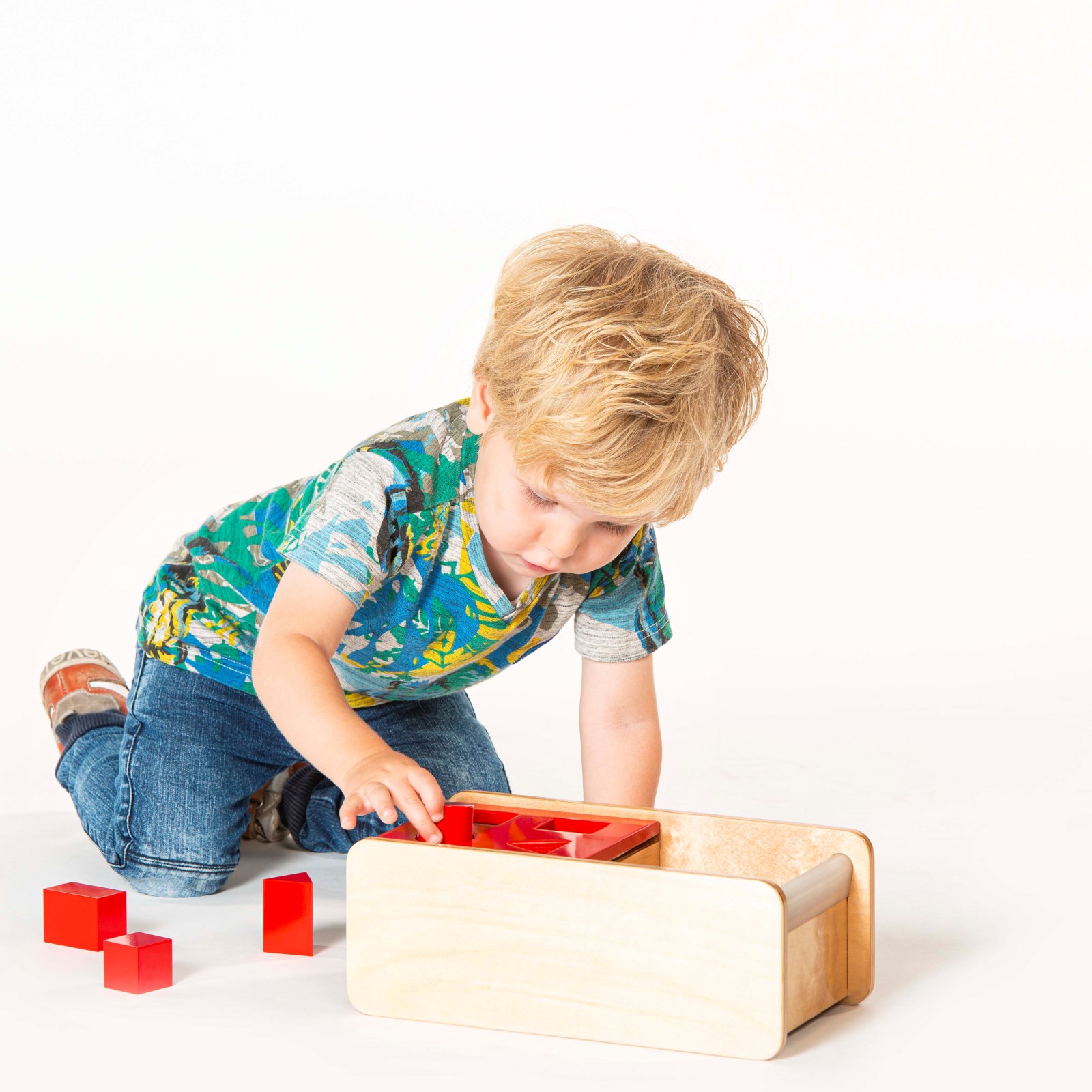 imbucare-box-with-flip-lid-4-slot-1-nienhuis-montessori