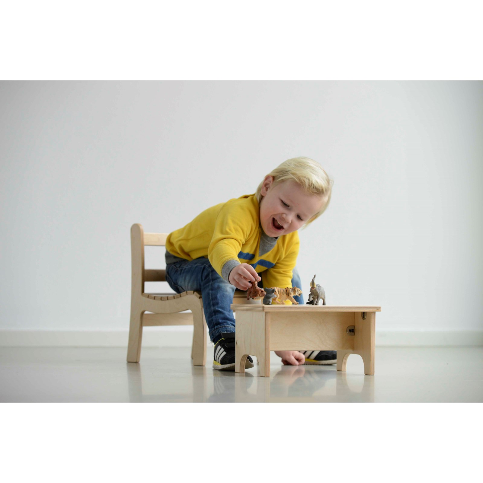 toddler-work-stool-small-1-nienhuis-montessori